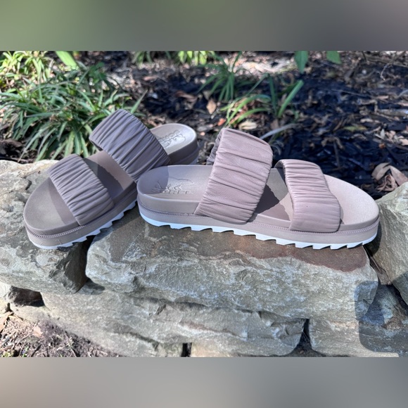 Sorel ROAMING™ TWO STRAP SLIDE FLAT SANDAL in Omega Taupe, size 7 - Picture 5 of 7